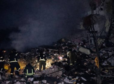 Росіяни поцілили по будинку на Дніпропетровщині: під завалами шукають 4 людей – облрада