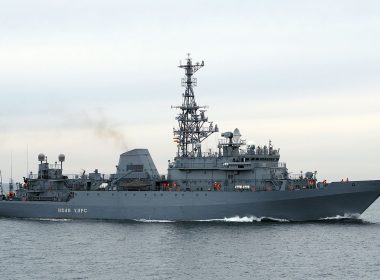Російській корабель-розвідник зі значними пошкодженнями помітили у Севастополі (фото)