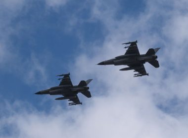 Українські F-16 три тижні тримали небо без ракет США, - Reuters